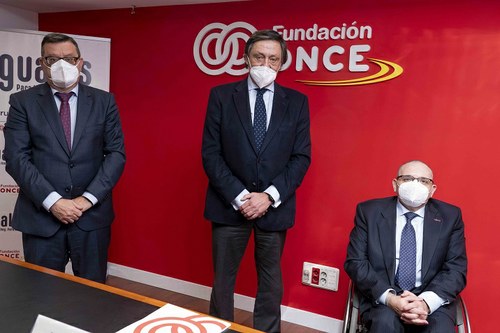 Foto de familia de los responsables de las tres entidades firmantes