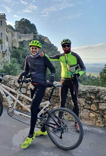 Javier a la izquierda, junto a su guía