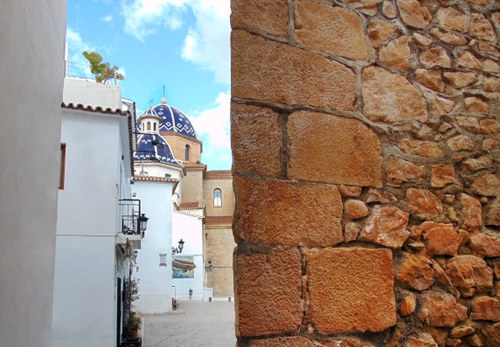 Localidad de Altea con un primer plano de la muralla monumental