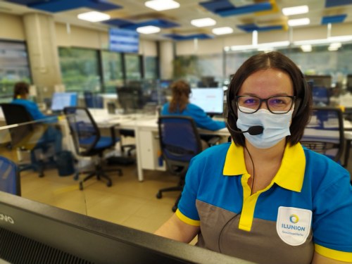 Trabajadora del Servicio de Teleasistencia de Ilunion