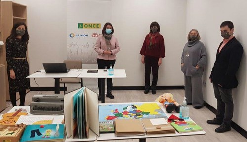La alcaldesa visita la exposición de material tiflotécnico