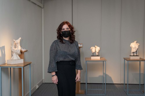 Alicia Rubio posa delante de sus esculturas