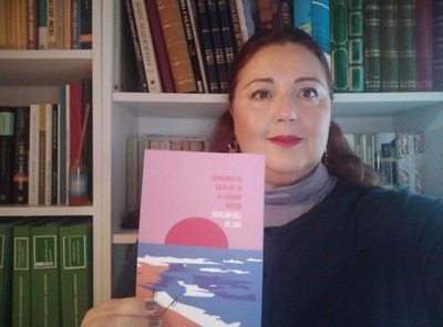 Ana Eugenia Venegas muestra la portada de su relato