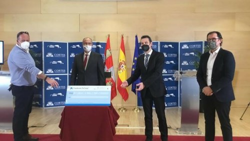 Los responsables de Caixabank y la ONCE, junto al presidente del Congreso de CyL, muestran el cheque con el donativo