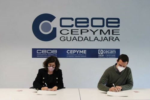 María Soledad García y José Luis Gómez-Cano durante la firma del acuerdo