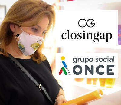 Mujer realizando una compra junto a los logos de Grupo Social ONCE y Closingap