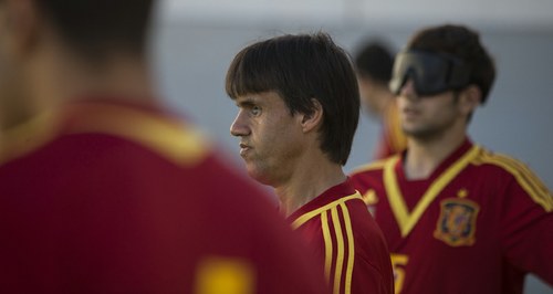 Perfil de Vicente Aguilar con su equipo y la equipación de la selección española