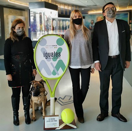 Responsables de la ONCE y de la Rafa Nadal Academy by Movistar en acto de entrega de la raqueta
