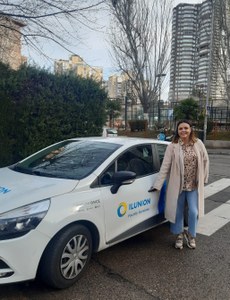 Sarai Benito posa con su habitual coche de empresa