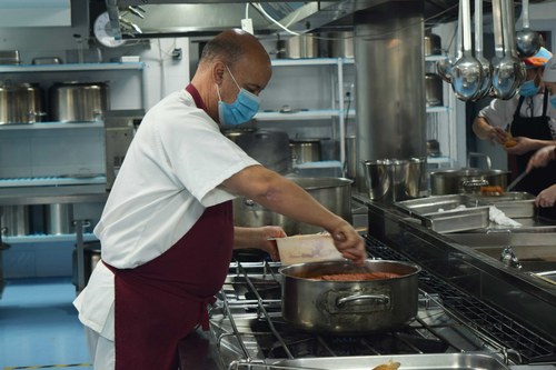 Uno de los cocineros con discapacidad del proyecto