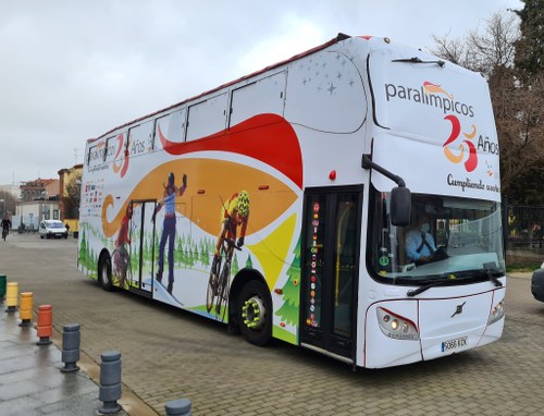 Autobús del 25 aniversario del CPE entrando en su primer destino, la localidad madrileña de Leganés