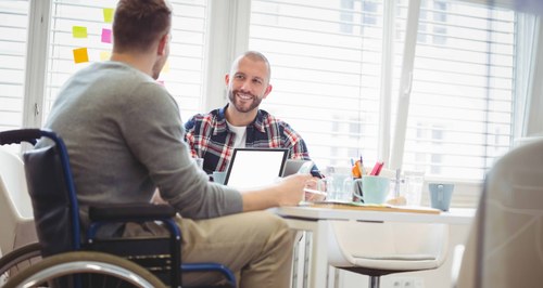Emprendedor con discapacidad en una reunión de trabajo