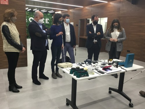 Foto de familia de los responsables políticos y de la ONCE en la exposición de de material tiflológico durante la visita