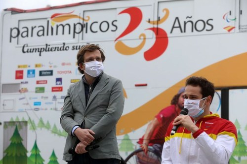 Martínez - Almeida junto a Daniel Stix en la recepción del bus paralímpico