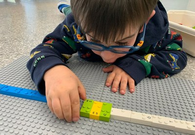 Otro pequeño afiliado juega y aprende braille con las piezas de Lego