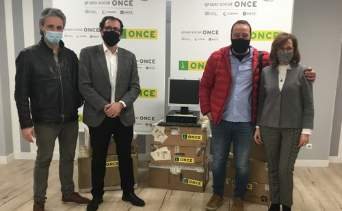 Responsables del proyecto Pajarillos Educa y de la ONCE en Castilla y León junto a los ordenadores donados