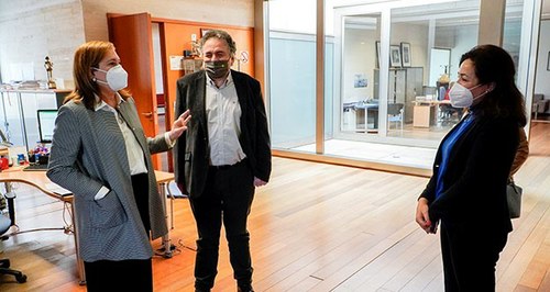 Rosa Ana Rodríguez (izq.) junto al delegado territorial de la ONCE en Castilla-La Mancha, antes de la reunión.