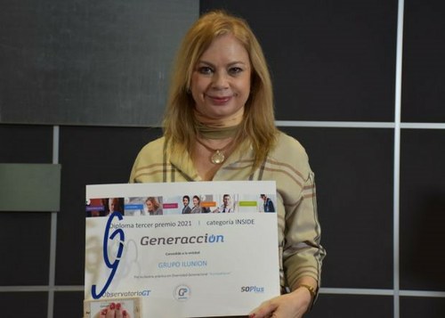 Susana Moreno muestra el diploma acreditativo del premio Generacciones