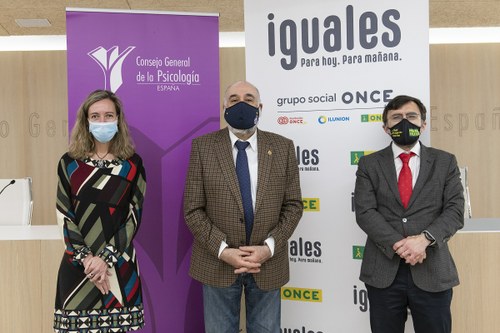 De izda. a dcha. Patricia Sanz, Francisco Santolaya y Alberto Durán, tras la firma del acuerdo