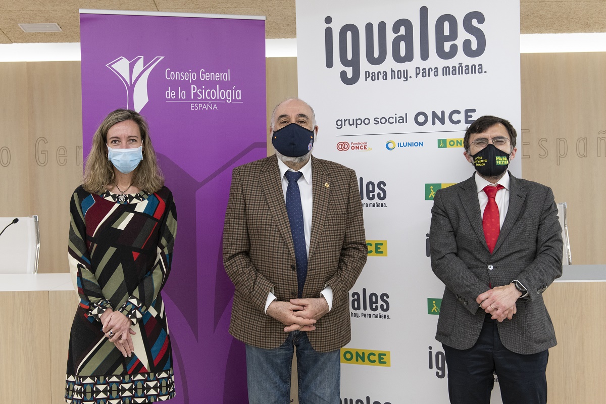 De izda. a dcha. Patricia Sanz, Francisco Santolaya y Alberto Durán, tras la firma del acuerdo