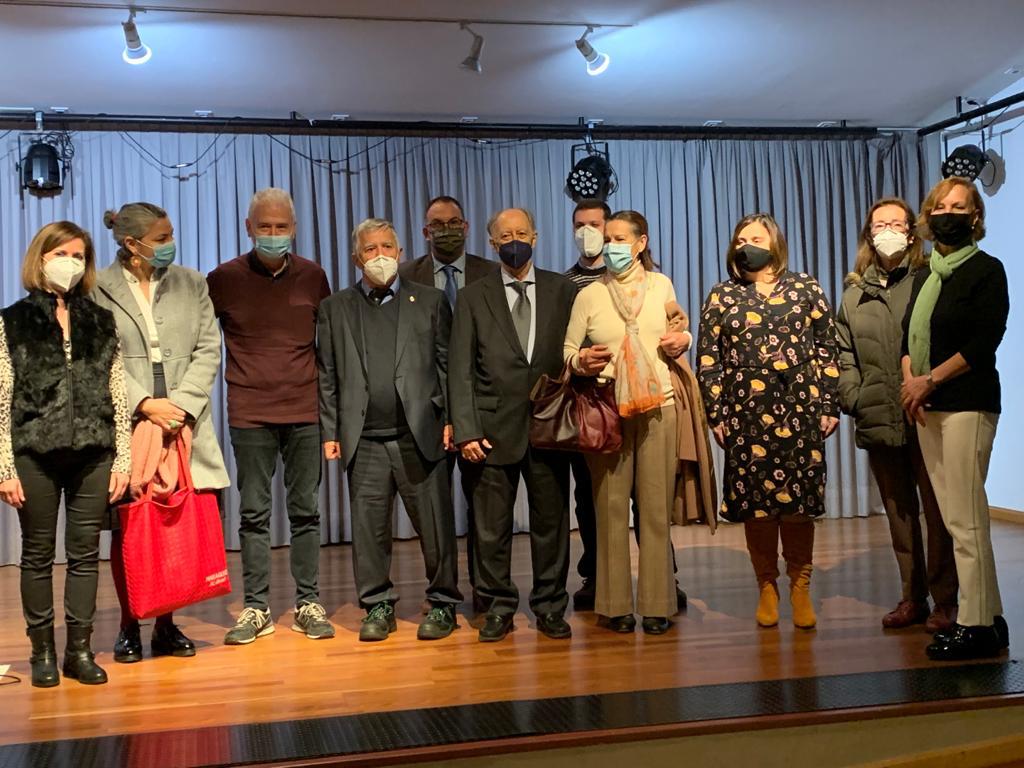 Antonio Álvaro Municio posa con algunos compañeros del voluntariado, en la DT ONCE Madrid 