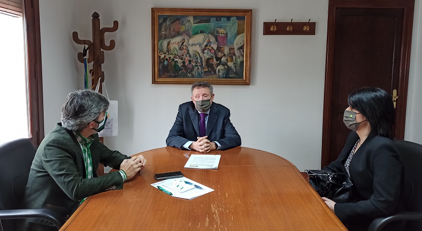 Cristóbal Martínez, en el centro. A la izda. Modesto González, y la derecha Encarnación Pachón