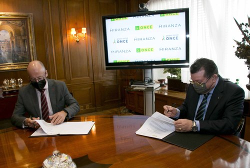 Firma del convenio entre Miranza y ONCE