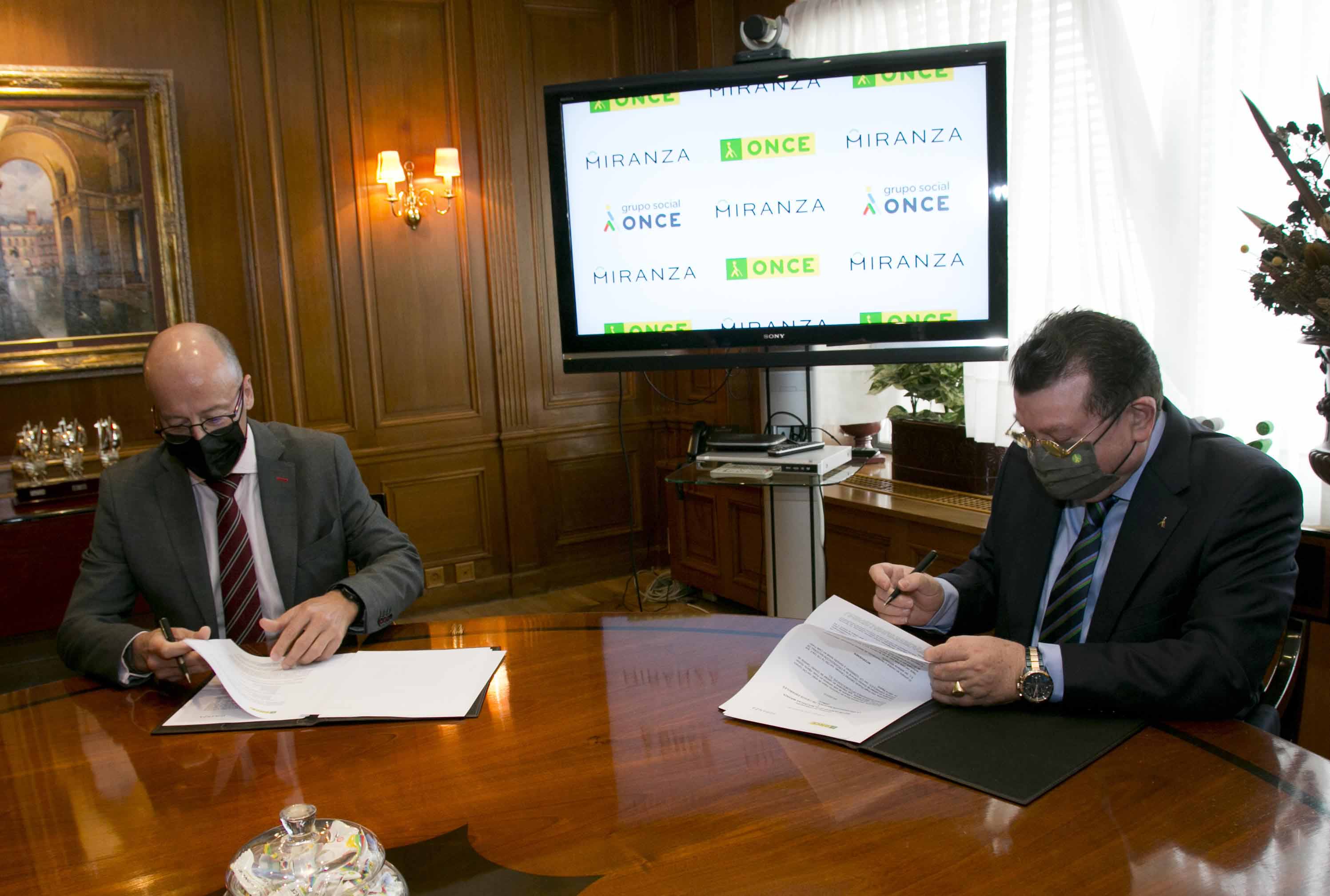 Firma del convenio entre Miranza y ONCE