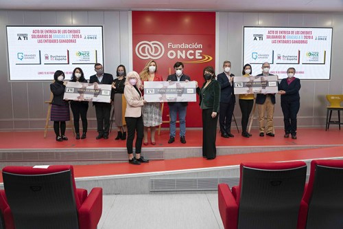 Foto de familia de los responsables de las entidades donantes y los de las destinatarias en la sede de Fundación ONCE, en donde se hizo entrega de los cheques