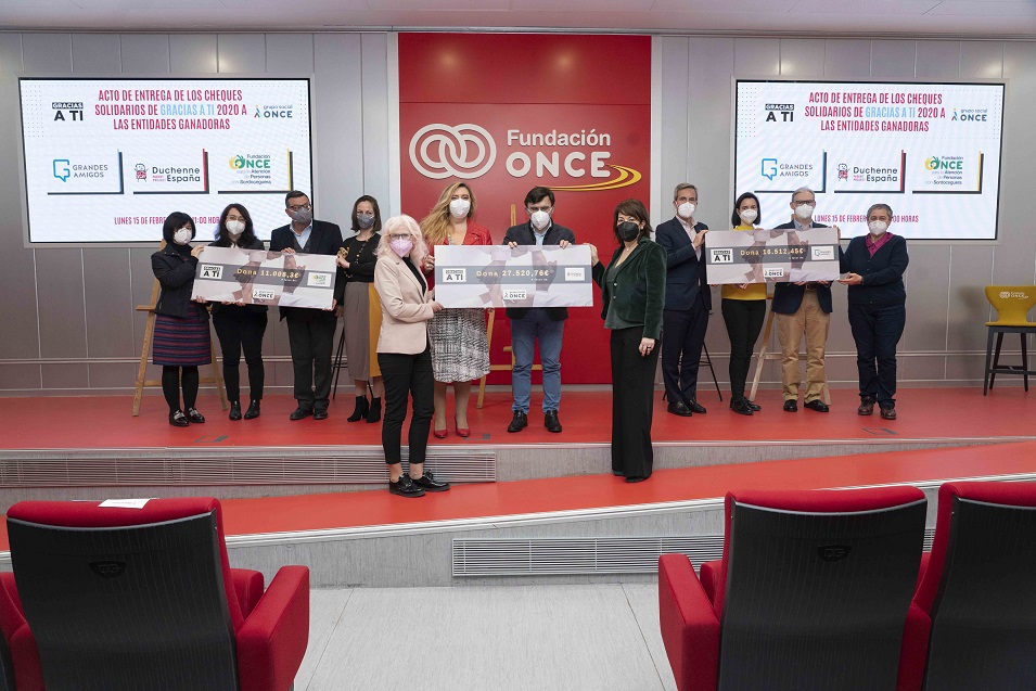 Foto de familia de los responsables de las entidades donantes y los de las destinatarias en la sede de Fundación ONCE, en donde se hizo entrega de los cheques