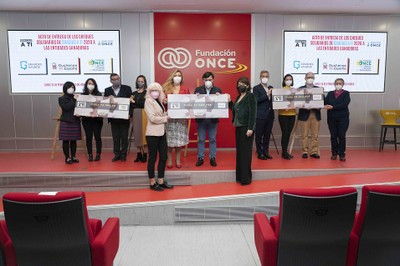 Foto de familia de los responsables de las entidades donantes y los de las destinatarias en la sede de Fundación ONCE, en donde se hizo entrega de los cheques
