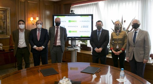Foto de familia tras la firma del convenio con Miranza