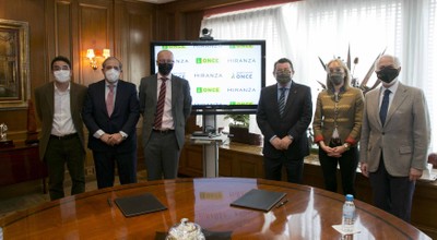 Foto de familia tras la firma del convenio con Miranza