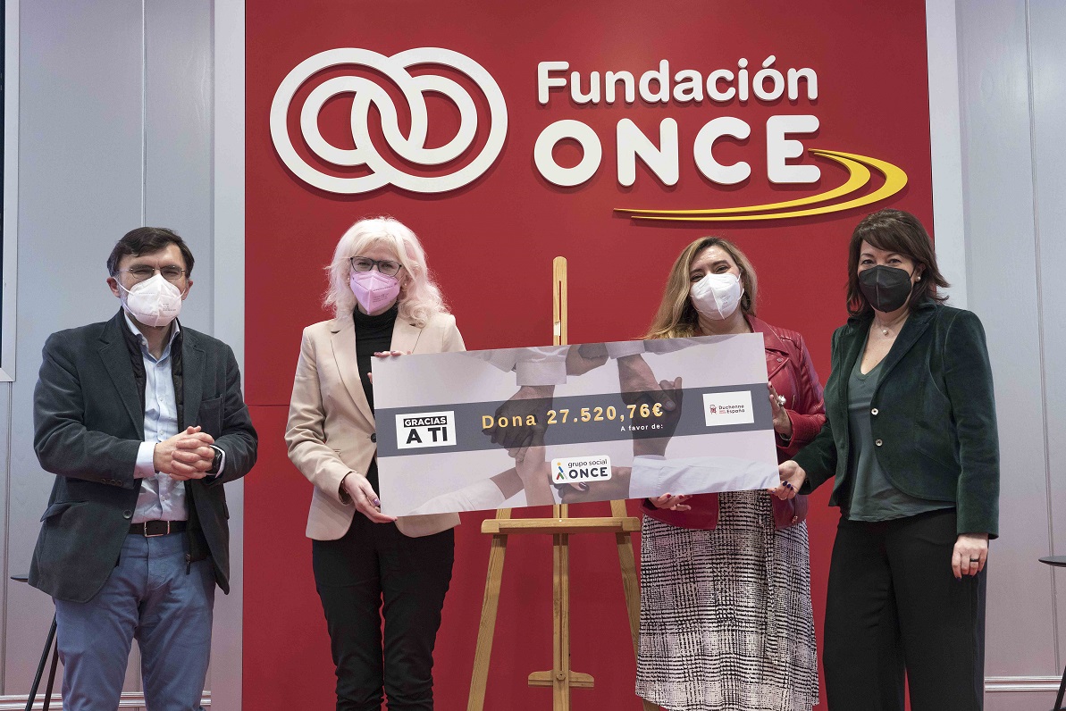 Entrega del cheque a Duchenne Project