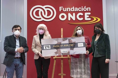 Entrega del cheque a Duchenne Project