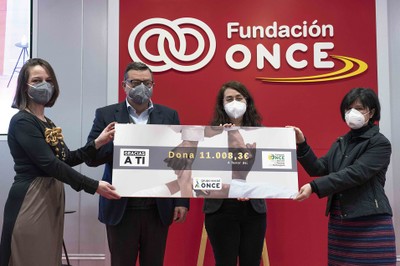 Entrega del cheque a la FOAPS
