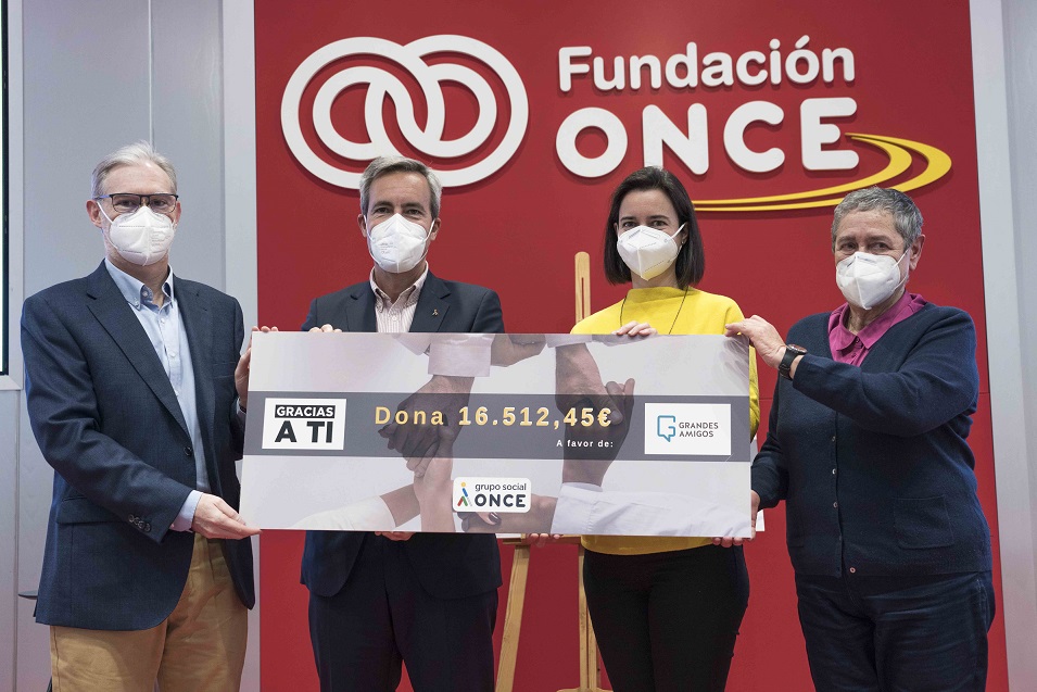Entrega del cheque a la ONG Grandes Amigos 