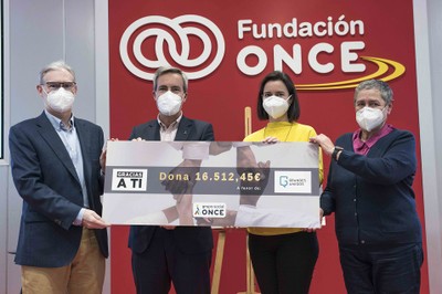 Entrega del cheque a la ONG Grandes Amigos 