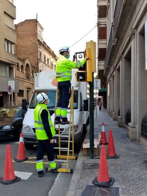 Instalación de unos de los semáforos en Girona