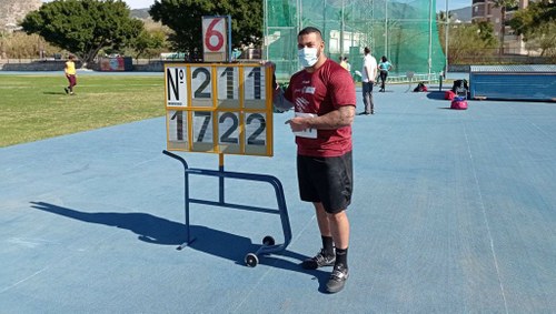Kim López muestra la marca conseguida