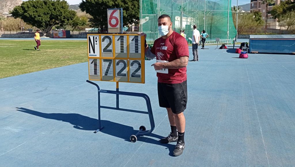 Kim López muestra la marca conseguida