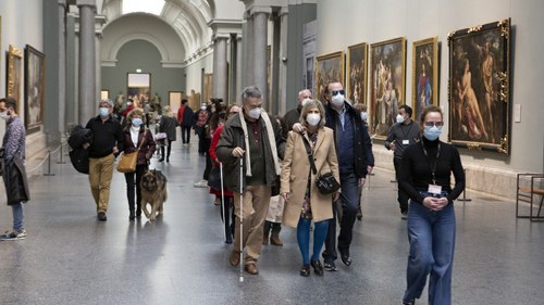 Un grupo de personas ciegas visita el Museo del Prado