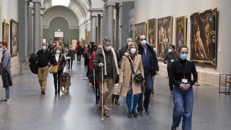 Un grupo de personas ciegas visita el Museo del Prado