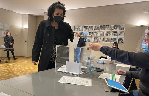 Una trabajadora del Consejo General votando