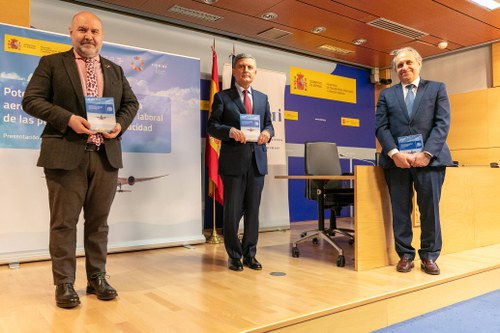 Luis Cayo Pérez Bueno, Pedro Saura y Ángel Luis Arias durante la presentación del libro