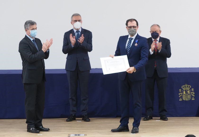 El delegado territorial de la ONCE en Castilla y León, Ismael Pérez, recoge la condecoración en nombre de los voluntarios