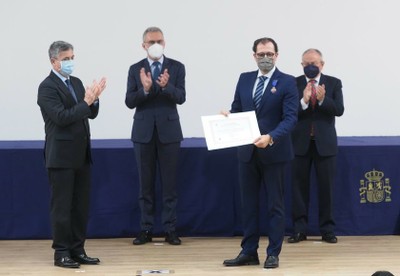 El delegado territorial de la ONCE en Castilla y León, Ismael Pérez, recoge la condecoración en nombre de los voluntarios