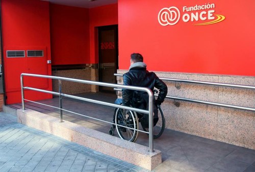 Fachada con rampa de acceso de la sede de Fundación ONCE en Madrid