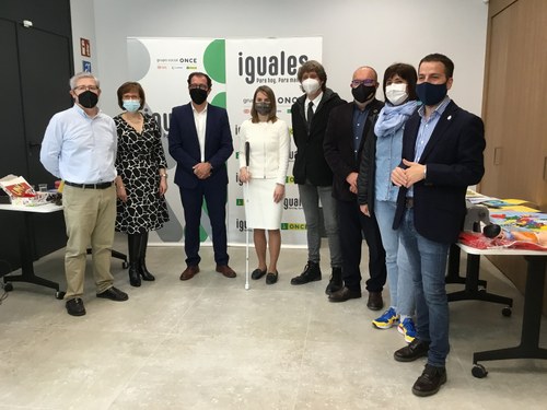 Foto de familia de la visita de los responsables políticos de Soria a la sede de la ONCE junto a Leire y responsables de la ONCE en Castilla y León