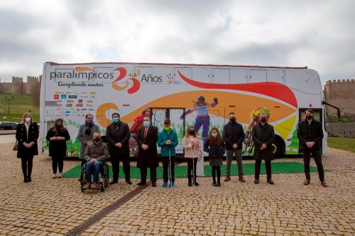 Foto de familia de los responsables de la ONCE, del CPE y de Ávila junto al bus conmemorativo